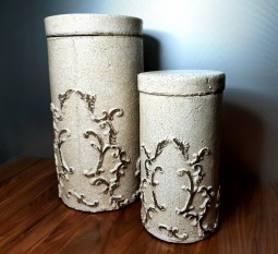 Set van twee decoratieve potten met een formaat van 41 en 30 cm. hoog.