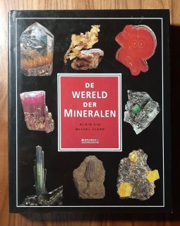 Boek over mineralen.